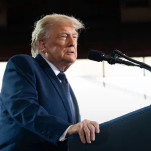 'Não achei que fosse falta', Trump admite pedido de revisão à Fifa após cartão vermelho em jogo dos EUA