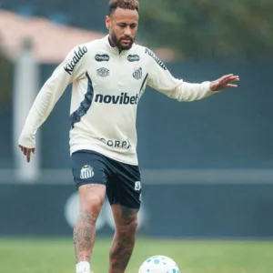 Neymar é relacionado para duelo do Santos na Sul-Americana
