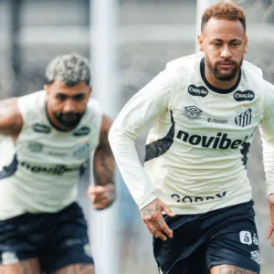 Neymar treina e deve reforçar o Santos contra a Chapecoense