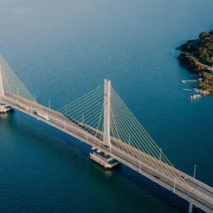 PRF orienta motoristas após fechamento da Ponte Anita Garibaldi, em Laguna na BR-101