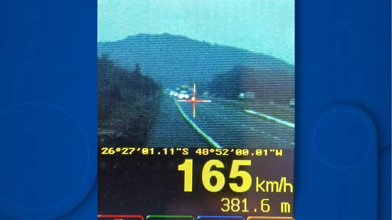 Picape é flagrada a 195 km/h em trecho em obras na BR-280 | Foto: PRF Divulgação / Reprodução