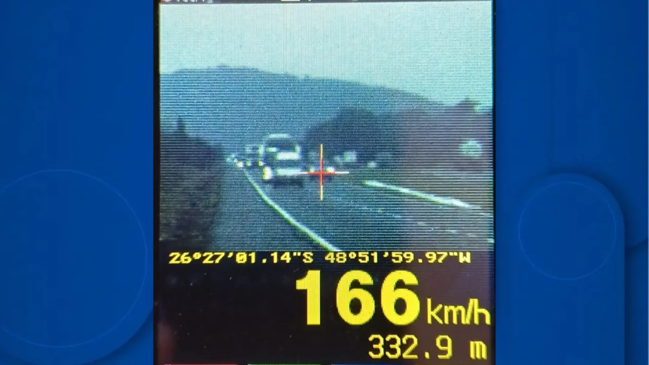 Picape é flagrada a 195 km/h em trecho em obras na BR-280 | Foto: PRF Divulgação / Reprodução