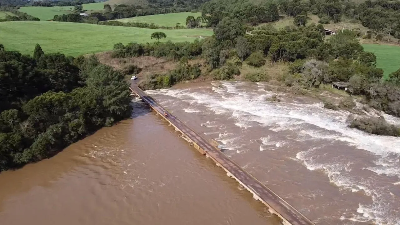 Ponte sobre o Rio Caveiras é interditada para veículos pesados