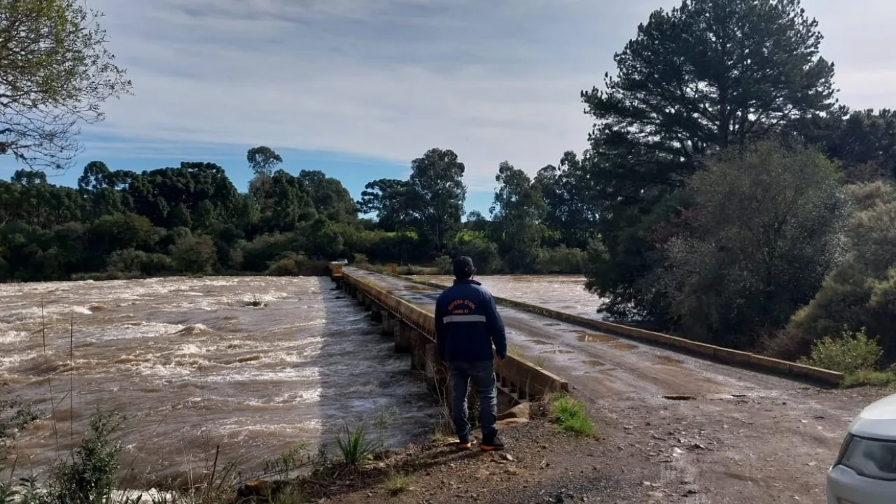 Ponte sobre o Rio Caveiras é interditada para veículos pesados