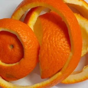 Por que colocar casca de laranja no vaso sanitário? Truque simples ajuda a reduzir odores