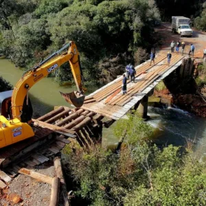 Prefeitura reconstrói ponte do Rio Pelotinhas na Coxilha Rica | Foto: Iran Moraes e Divulgação
