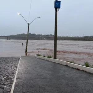 Rio Taquari ultrapassa cota de inundação e preocupa autoridades gaúchas