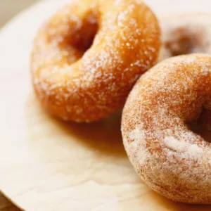 Rosquinha com apenas 6 ingredientes fica fofinha e melhor que a de padaria