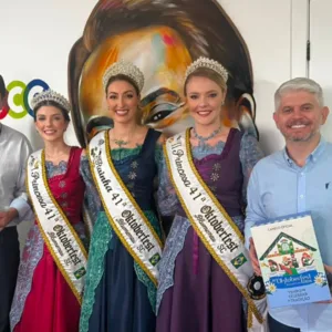 SCC SBT recebe visita do Prefeito de Blumenau, Egidio Ferrari e da realeza da Oktoberfest 2026