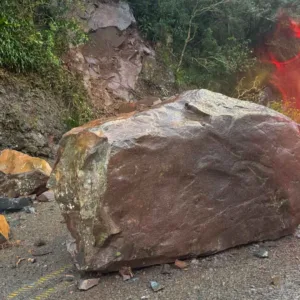 Serra do Rio do Rastro é totalmente interditada após queda de pedras na rodovia | Foto: PMRv/Divulgação