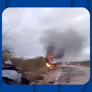 Sete pessoas morrem em grave acidente entre uma van e um caminhão em PE