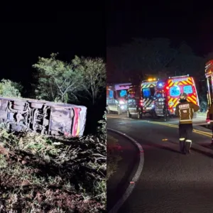 Três pessoas morrem e várias ficam feridas após ônibus com 67 passageiros tombar na SC-492