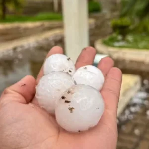 VÍDEO granizo causa estragos em centenas de casas no RS e deixa SC em alerta