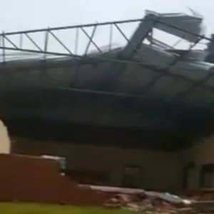 VÍDEO: temporal destrói salão de igreja na Serra Catarinense; moradores relatam passagem de tornado