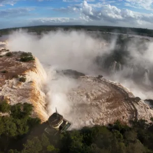 Vazão das Cataratas do Iguaçu chega a 8,9 milhões de litros por segundo e passarela é interditada