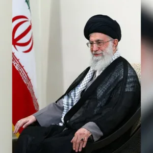 Velório de Ali Khamenei reúne milhares em cerimônia em Teerã
