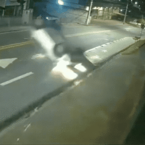 Vídeo mostra carro capotar e seguir viagem como se nada tivesse acontecido em Blumenau
