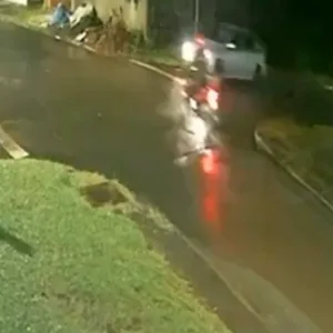 Vídeo mostra momento de acidente entre carro e moto