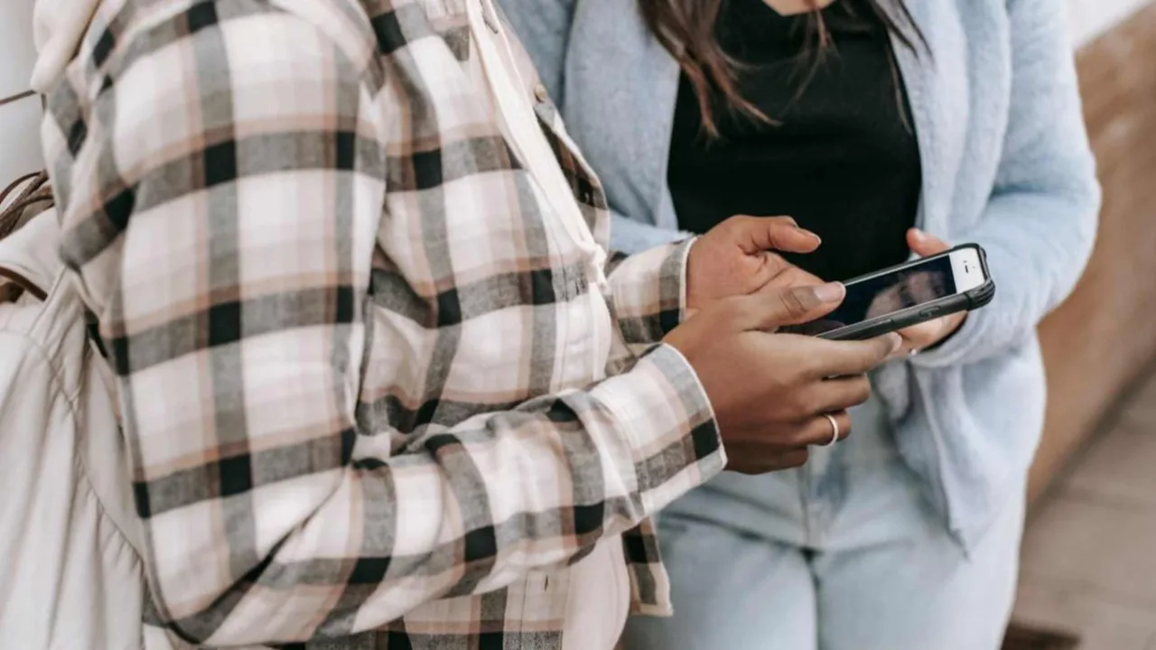 Violência digital contra mulheres sobe 188% no Ligue 180