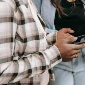 Violência digital contra mulheres sobe 188% no Ligue 180