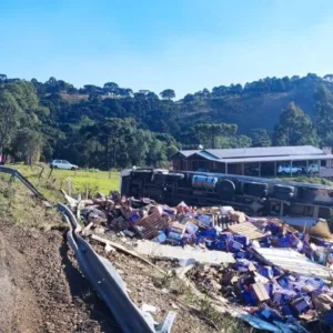 Acidente com caminhão mobiliza PMRv na SC-114 em São Joaquim | Foto: PMRv Serra