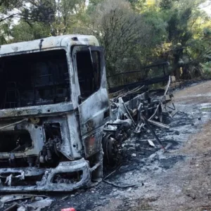 Caminhão é destruído por incêndio no interior de São Joaquim | Foto: 5º BBM