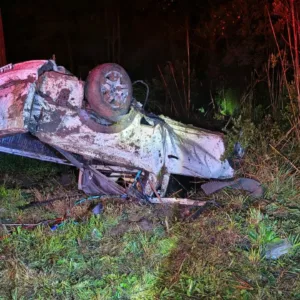 Carro capota na SC-114 e motorista busca atendimento por conta própria | Foto: Reprodução