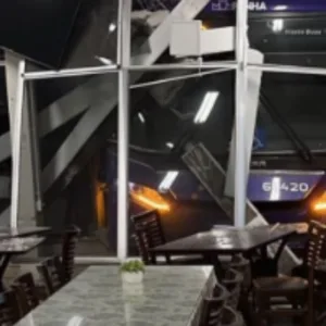 Ônibus invadiu parcialmente um restaurante às margens da BR-116, em Papanduva, provocando a morte de uma funcionária  | Foto: Reprodução | Redes Sociais
