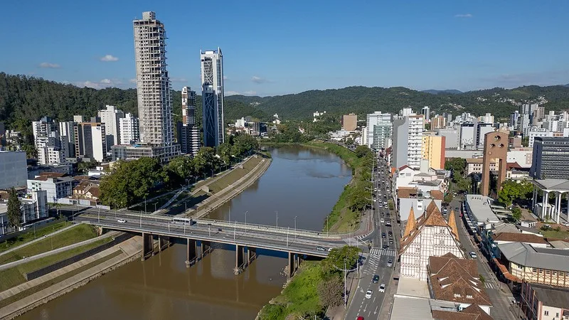 Com cuca de 202 metros, desfile e inauguração de cervejaria alemã, cidade de SC completa 176 anos
