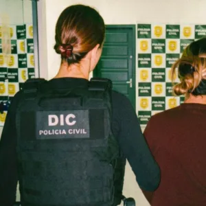 Enfermeira de 31 anos foi presa em Joinville; ela é investigada por suspeita de usar dados de idosos para realizar empréstimos, solicitar cartões e fazer saques | Foto: Reprodução | Polícia Civil
