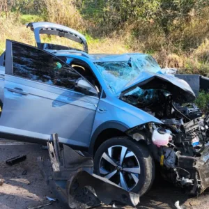 Volkswagen Nivus ficou danificado após a colisão com um caminhão na SC-154, em Passos Maia - Imagem: reprodução/ CBMSC