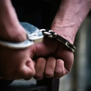 Homem é preso pela PM após furtar lixeira em Lages | Imagem ilustrativa