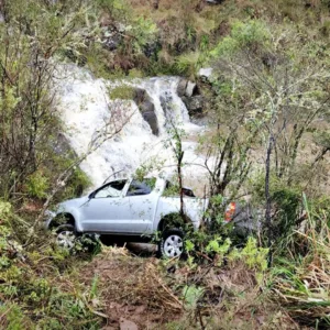 Homem morre após caminhonete capotar e cair em curso d’água em São Joaquim - Imagem: reprodução/ CBMSC