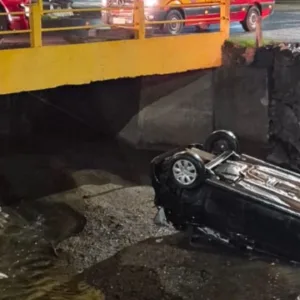 Jovem fica ferido após carro cair no Rio Carahá em Lages | Foto: 5º BBM