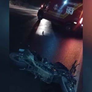 Mulher morre após batida entre moto e caminhão na BR-282 e motorista foge em SC | Foto: CBMSC/Divulgação