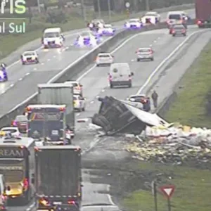 Carreta tombou no km 62 da BR-101, em Araquari, no sentido Norte, e deixa as duas faixas bloqueadas para o transbordo da carga | Foto: PRF 
