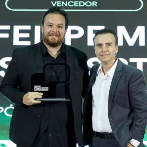 Luis Felipe Melo, repórter do SCC SBT em Joinville, venceu a categoria Repórter de TV do Ano no Prêmio Manchester | Foto: Divulgação
