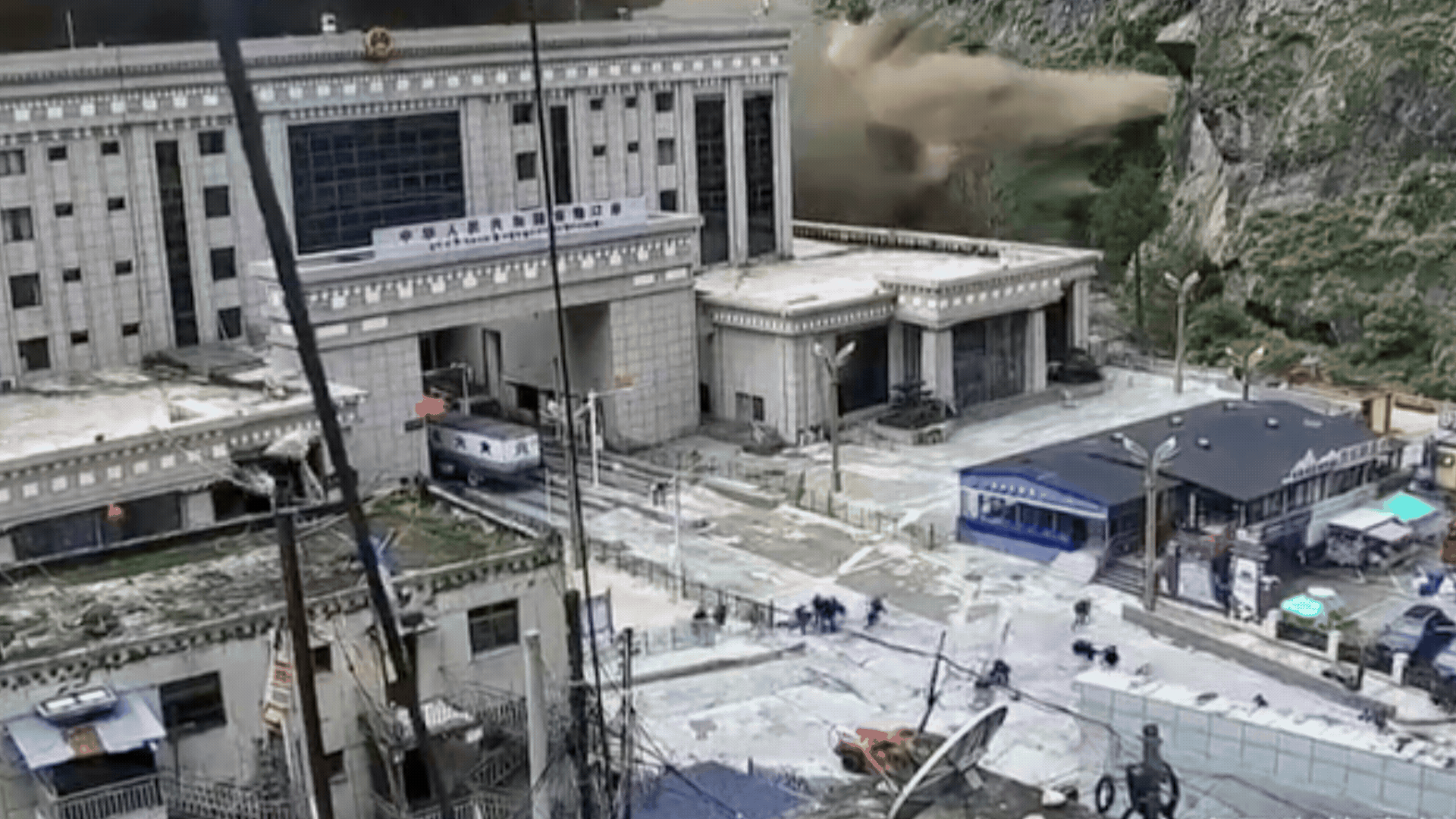 Pessoas tentam escapar segundos antes de enorme deslizamento atingir fronteira entre Nepal e China | Imagem: Reprodução/SBT News