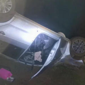 Carro capota após derrapar em lama na pista em Curitibanos | Foto: PMRv Serra