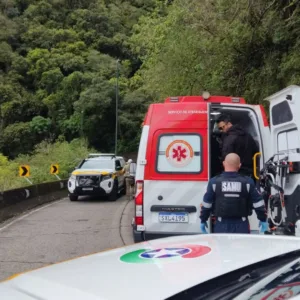 Ciclista de 60 anos foi resgatado de helicóptero após colisão com caminhão na Serra do Rio do Rastro | Foto:  Reprodução | Redes Sociais
