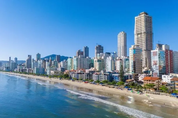 Cidade catarinense conhecida pelos prédios luxuosos tem casas com parcelas a partir de R$ 80