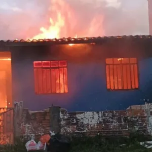 Incêndio destrói casa de alvenaria no bairro Guarujá em Lages | Foto: 5º BBM