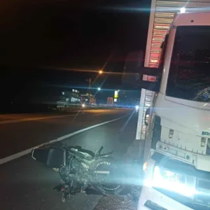 Jovem de 22 anos morre em acidente entre moto e caminhão na BR-470 em SC | Foto: PRF/Divulgação 