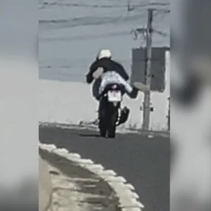 Jovem faz manobra ‘Superman’ em moto e é pego em Chapecó | Foto: PRF