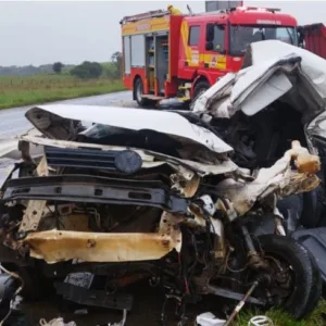 Colisão grave no Meio-Oeste envolveu um carro e dois caminhões 