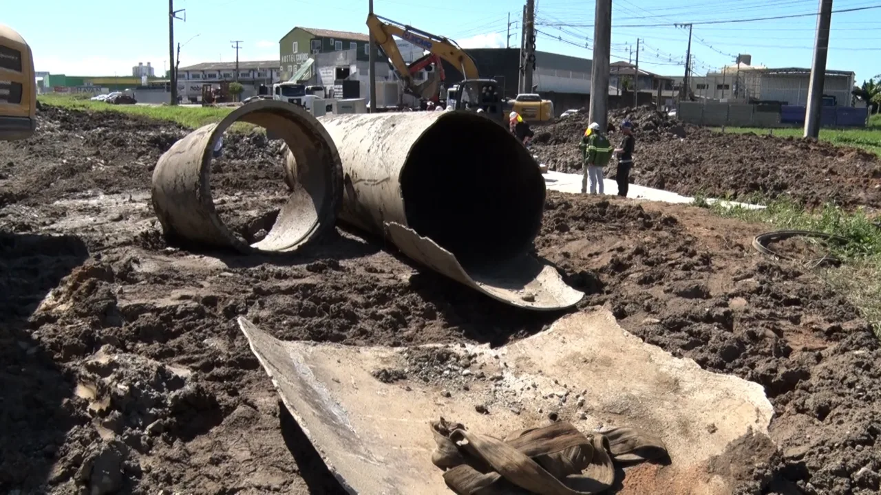 Água começa a voltar na Grande Florianópolis após reparo de adutora