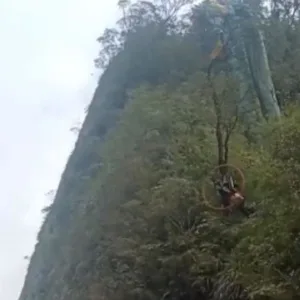 Piloto de paramotor fica preso em árvore na Serra do Corvo Branco | Foto: Reprodução