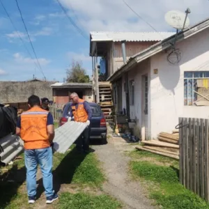 Prefeitura de Lages inicia entrega de telhas a atingidos por granizo | Fotos: Coordenação Municipal de Proteção e Defesa Civil (Compdec)/Divulgação