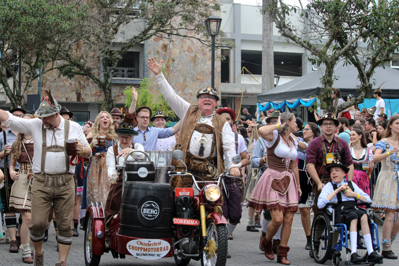 Quer desfilar na Oktoberfest Blumenau? Veja como participar