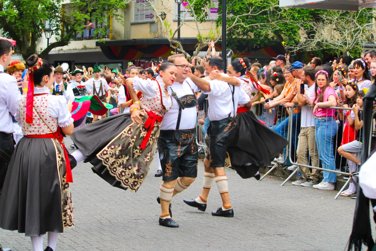 Quer desfilar na Oktoberfest Blumenau? Veja como participar